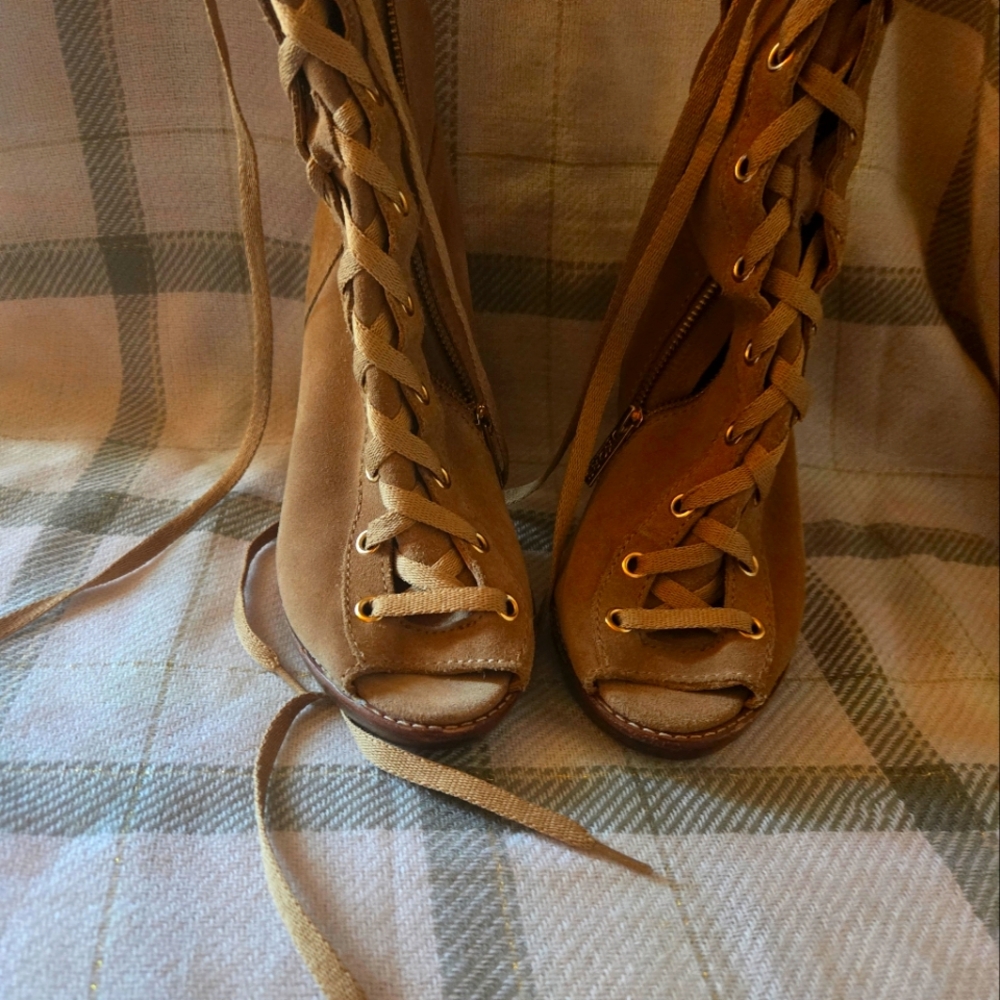 Michael Kors sz 7 1/2 Suede Tan lace up Botties